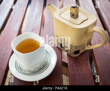 Une tasse et une théière de thé vert de Westholme Plateau ferme, près de Duncan, en Colombie-Britannique, Canada. Banque D'Images