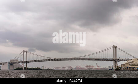 Vue panoramique sur le Rainbow Bridge à Tokyo, au Japon, un jour de pluie avec ciel nuageux Banque D'Images