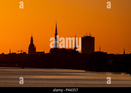 L'été rouge coucher de soleil sur la ville de Riga Banque D'Images