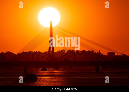 L'été rouge coucher de soleil sur la ville de Riga Banque D'Images