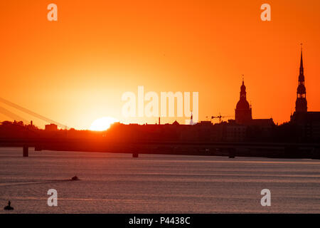 L'été rouge coucher de soleil sur la ville de Riga Banque D'Images