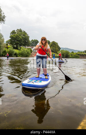 Stand Up Paddle avec d'inspirer à l'aventure sur la rivière Wye à Monmouth. Banque D'Images