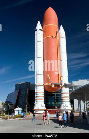 Une réplique de la navette spatiale des réservoirs de carburant et propulseurs affichée à la Complexe des visiteurs au Centre spatial Kennedy, en Floride. Banque D'Images