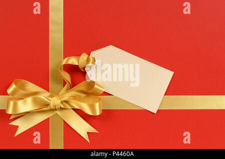 Cadeau rouge et or blanc avec Marquer ou étiqueter. Banque D'Images