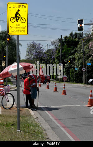 Placa de Transito - Durante. Sinalização SÃO PAULO/SP, Brasil 06/11/2013. (Foto : Fábio Guinalz Fotoarena /) Banque D'Images