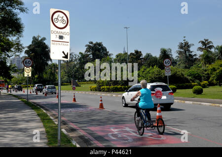 Placa de Transito - Durante. Sinalização SÃO PAULO/SP, Brasil 06/11/2013. (Foto : Fábio Guinalz Fotoarena /) Banque D'Images