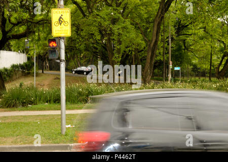 Placa de Transito - Durante. Sinalização SÃO PAULO/SP, Brasil 06/11/2013. (Foto : Fábio Guinalz Fotoarena /) Banque D'Images