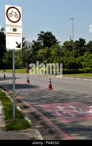 Placa de Transito - Durante. Sinalização SÃO PAULO/SP, Brasil 06/11/2013. (Foto : Fábio Guinalz Fotoarena /) Banque D'Images