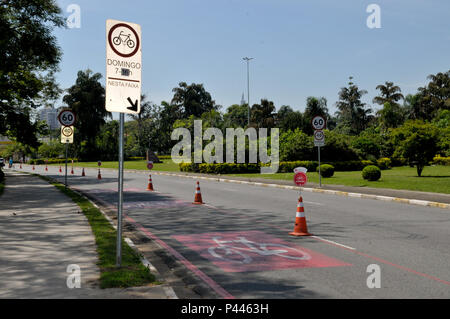 Placa de Transito - Durante. Sinalização SÃO PAULO/SP, Brasil 06/11/2013. (Foto : Fábio Guinalz Fotoarena /) Banque D'Images