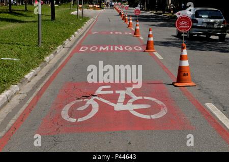 Placa de Transito - Durante. Sinalização SÃO PAULO/SP, Brasil 06/11/2013. (Foto : Fábio Guinalz Fotoarena /) Banque D'Images