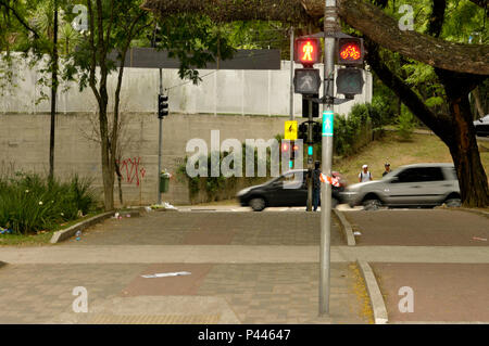 Placa de Transito - Durante. Sinalização SÃO PAULO/SP, Brasil 06/11/2013. (Foto : Fábio Guinalz Fotoarena /) Banque D'Images