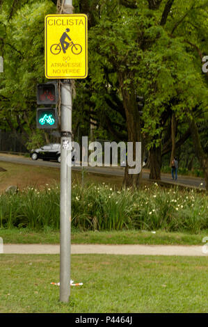 Placa de Transito - Durante. Sinalização SÃO PAULO/SP, Brasil 06/11/2013. (Foto : Fábio Guinalz Fotoarena /) Banque D'Images