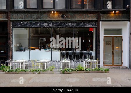 AbcV, 38 E 19th St, New York, NY devanture extérieure d'un restaurant à base de plantes, et sidewalk cafe dans le quartier Gramercy de Manhattan. Banque D'Images