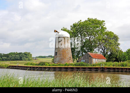 Une vue de l'ancienne usine de Drainage Oby par la rivière Bure sur les Norfolk Broads de Upton, Norfolk, Angleterre, Royaume-Uni, Europe. Banque D'Images