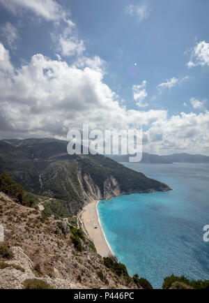 Plage de Myrtos dans la région de Pylaros, dans le nord-ouest de l'île de Céphalonie, dans la mer Ionienne de la Grèce. Banque D'Images