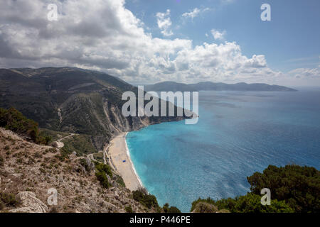 Plage de Myrtos dans la région de Pylaros, dans le nord-ouest de l'île de Céphalonie, dans la mer Ionienne de la Grèce. Banque D'Images