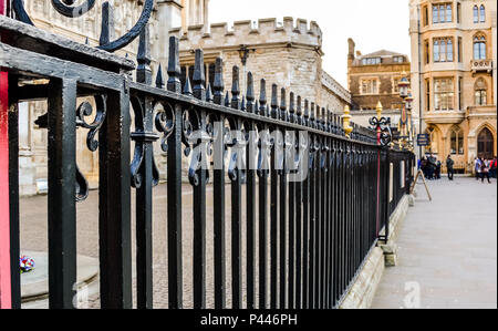 Gros plan de l'noire fonte à l'extérieur de la clôture de l'abbaye de Westminster. Banque D'Images