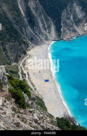 Plage de Myrtos dans la région de Pylaros, dans le nord-ouest de l'île de Céphalonie, dans la mer Ionienne de la Grèce. Banque D'Images