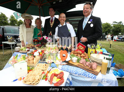 Lord Andrew Hay de Knight Frank (à droite) et le chef Danny Leung (deuxième à droite) par un panier de pique-nique fourni par la fiducie au cours de la deuxième journée du Royal Ascot à Ascot Racecourse. Banque D'Images