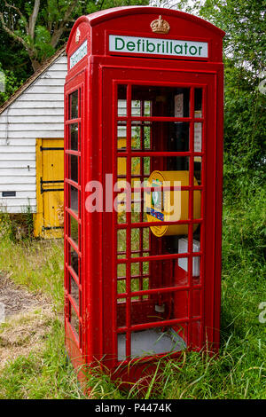 L'accès du public à un défibrillateur installé dans une cabine téléphonique, High Hurstwood, Sussex, UK Banque D'Images