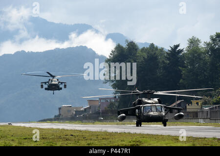 SAN MARCOS, Guatemala - Deux nouveaux Hampshire National Guard UH-60 Black Hawk hélicoptères atterrir sur une piste le 9 juin 2016, pour la cérémonie de clôture de l'exercice AU-DELÀ DE L'HORIZON 2016 AU GUATEMALA. La cérémonie symbolique a conclu l'exercice 2016 BTS - Guatemala et admis les représentants du gouvernement pour remercier les membres du Groupe de travail Red Wolf pour leur travail acharné et leur dévouement. (U.S. Photo de l'Armée de l'air par la Haute Airman Dillon Davis/libérés) Banque D'Images