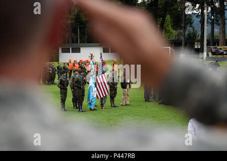 SAN MARCOS, Guatemala - Un soldat de l'Armée américaine affecté à la Force opérationnelle Red Wolf salue comme le drapeau américain est présentée le 9 juin 2016, lors de la cérémonie de clôture de l'exercice AU-DELÀ DE L'HORIZON 2016 AU GUATEMALA. La cérémonie était constituée de militaires présentant les drapeaux des deux nations, des allocutions de hauts fonctionnaires et de clôture de l'exercice 2016 BTS - Guatemala. (U.S. Photo de l'Armée de l'air par la Haute Airman Dillon Davis/libérés) Banque D'Images