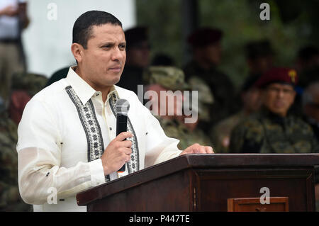 SAN MARCOS, Guatemala - Carlos Raul Morales, la ministre des Affaires étrangères, parle aux visiteurs Juin 9, 2016, au cours de la cérémonie de clôture de l'exercice AU-DELÀ DE L'HORIZON 2016 AU GUATEMALA. Morales a parlé aux participants de l'impact de la BTH 2016 - Mission au Guatemala et comment elle sert à améliorer les relations des pays partenaires et l'appui de l'un l'autre. (U.S. Photo de l'Armée de l'air par la Haute Airman Dillon Davis/libérés) Banque D'Images