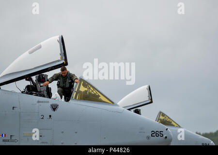 Un pilote quitte un A-10C Thunderbolt II à partir de la 107e Escadron de chasse à la base aérienne de Lielvarde Lettonie, 11 juin 2016. Forces armées des États-Unis et de la Lettonie, des aviateurs canadiens participeront à la grève 16 Sabre ; une longue, chefs d'état-major des Etats-Unis vers l'Europe, de l'armée américaine a conduit à l'exercice de formation coopérative, qui a été menée chaque année depuis 2010. L'exercice de cette année mettra l'accent sur la promotion de l'interopérabilité avec les alliés et partenaires régionaux et d'améliorer les capacités opérationnelles dans un éventail de missions pour préparer les nations participantes et les unités pour l'avenir. Les États-Unis ont dans Banque D'Images