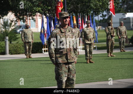 Le colonel James s'Dooghan avec son bataillon des équipes de commandement en tant que commandant de l'équipe de combat de la 2e Brigade d'infanterie, 3ème Division d'infanterie, pour la première fois dans une cérémonie de passation de commandement à Fort Stewart, en Géorgie, le 10 juin 2016. Banque D'Images