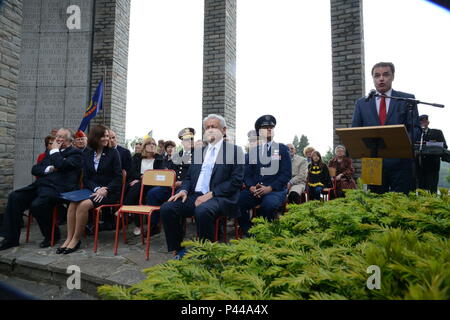 Le 3 juin 2016, une cérémonie commémorative de la bataille des Ardennes a eu lieu au Mémorial du Mardasson à Bastogne, en Belgique. L'événement comprenait des allocutions honorant les anciens combattants et commémorant la bataille de la seconde Guerre mondiale. Les participants ont reconnu les contributions aux efforts des Alliés pendant la campagne des Ardennes, avec des représentants d'organisations européennes de défense et historiques, mettant l'accent sur la mémoire, l'éducation historique et le patrimoine militaire. Banque D'Images