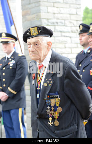Le 3 juin 2016, un vétéran belge de la seconde Guerre mondiale a participé à la cérémonie commémorative de la bataille des Ardennes au Mémorial du Mardasson à Bastogne, en Belgique. L'événement honore les vétérans et commémore les efforts alliés pendant la campagne des Ardennes. La cérémonie comprenait des activités commémoratives, des discours et de l'éducation au patrimoine militaire, la promotion de la sensibilisation aux contributions historiques et l'honneur du service militaire pendant la première Guerre mondiale Banque D'Images
