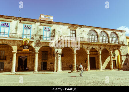 La HAVANE, CUBA - 16 janvier 2017 : Arcades du Palais du Conde Lombillo. sur la place de la Cathédrale, La Vieille Havane, Cuba. Avec l'image vintage et yester Banque D'Images