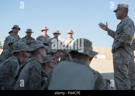 Le brig. Général Paul K. Lebidine, général commandant la 4e Division de marines, parle avec réserver les Marines du 4e Bataillon de reconnaissance blindé léger, 4e MARDIV, Marine Réserve des Forces canadiennes, au cours de l'exercice de formation intégrée à 4-16 Marine Corps Air Ground Combat Center Twentynine Palms, Californie, le 15 juin, 2016. Lebidine ont assisté à différentes plages à Twentynine Palms pour observer l'importante formation de deux semaines la réserve Marines reçoivent. Les marines sont la formation de combiner tous les éléments d'une masse d'air maritime chargé de s'assurer qu'ils peuvent déployer à tout moment et en tout lieu dans le monde entier. Banque D'Images