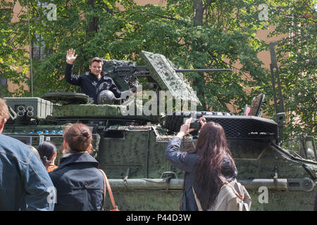 Un homme pose à la gunners tourelle d'un véhicule de combat blindé Stryker lors d'une configuration de l'affichage statique par 4e Escadron, 2e régiment de cavalerie à un parc à Vilnius, Lituanie le 12 juin 2016, au cours de Dragoon Ride II, un convoi de 2 200 kilomètres à l'Estonie pour exercer la grève 16 Sabre. Grève 16 Sabre d'exercice est une Europe de l'armée américaine a conduit à la formation coopérative exercice visant à améliorer l'interopérabilité interarmées à l'appui d'opérations multinationales. (U.S. Photo de l'armée par le sergent. Ricardo HernandezArocho/libérés) Banque D'Images