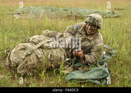 Le sergent de l'armée américaine. 1re classe Ryan Meighen, un parachutiste avec 2e Bataillon, 504e Parachute Infantry Regiment, 1e Brigade Combat Team, 82e Division aéroportée, packs son matériel après le saut dans la zone de dépôt de soute à Grafenwoehr, Allemagne, le 15 juin 2016, lors de l'exercice Réponse rapide 16. La réaction rapide de l'exercice est l'un des premiers événements de formation en intervention de crise militaire pour les forces aéroportées dans le monde. L'exercice est conçu pour améliorer l'état de préparation de la base de combat de la Force de réaction des Etats-Unis dans le monde - en ce moment la 82e Division aéroportée, 1ère Brigade Combat Team - à con Banque D'Images