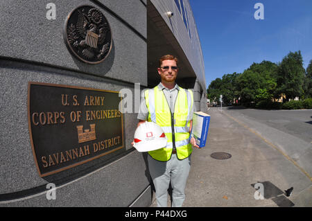 Mark Hiscox, un étudiant de l'Université Auburn's Construction Programme de gestion et spécialiste des marchés à la Savane, District affiche passation de contrat et construction des outils du métier au siège du district le 15 juin 2016. Hiscox est un de plus de 60 employés du district qui ont inscrit dans le programme des diplômes promu à réparer les lacunes de l'information et de la communication entre construction et spécialistes des marchés. Le programme allie pratique et les principes de l'éducation professionnelle de la construction pour les professionnels. Il met aussi l'accent sur les communautés de pratique holistique pour les étudiants wh Banque D'Images