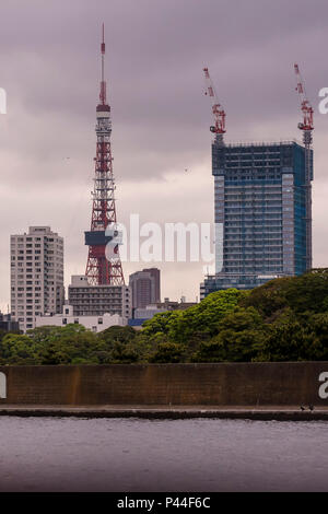 Belle vue sur la Tour de Tokyo vu de la rivière Sumida en lumière au coucher du soleil, le Japon Banque D'Images