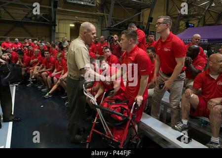 Commandant de la Marine Corps le général Robert B. Neller, serre la main avec Lance Cpl. Dakota Boyer, membre de l'2016 Ministère de la Défense (DoD) de l'équipe des Jeux de guerrier Marine Corps, avant la cérémonie d'ouverture à l'Académie militaire des États-Unis à West Point, N.Y., 15 juin 2016. La DoD 2016 Jeux de guerrier est un concours sportif adapté des blessés, des malades et des blessés militaires et des anciens combattants de l'armée américaine, Marine Corps, la marine, la Force aérienne et le commandement des opérations spéciales, les Forces armées britanniques. (U.S. Marine Corps photo par le Cpl. Calvin Shamoon/libérés) Banque D'Images