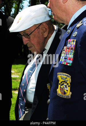 Le Lieutenant-colonel à la retraite Richard Cole, le dernier survivant Doolittle Raider, rend hommage au Sergent. David J. Thatcher le 27 juin 2016, à Missoula, au Montana, Thatcher a été la deuxième à dernier Doolittle Raider et est récipiendaire de la médaille d'or du Congrès et de la Force aérienne Silver Star. Ses autres décorations : la Distinguished Flying Cross, médaille de l'air avec quatre grappes de feuilles de chêne, et l'armée chinoise, de la Marine et de l'Air Medal. Banque D'Images