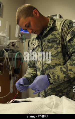 Le sergent de la Garde nationale du Kentucky Patrick Noell, infirmier affecté à la Garde nationale du Kentucky en cas d'incident CBRNE, Force de réaction améliorée (CERFP), évalue un patient atteint d'une blessure à la tête le 11 juin 2016, lors du sommet Pacific Medical Centre d'Elma, Washington. En tant que technicien en pharmacie Walgreens et étudiant en école d'adjoint au médecin, Noell a indiqué que les leçons tirées au cours de l'exercice de la garde vigilante et d'une récente hausse de Cascadia exercice nous permettra également à son emploi civil. Le KY-CERFP a aidé le CPGE avec installation et de test de ses capacités pour la décontamination des pertes massives de la fir Banque D'Images