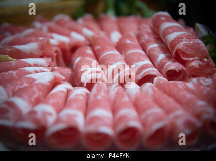 Rouleaux de boeuf mouton cru viande de boeuf rouleaux prêts à être cuisinés Banque D'Images