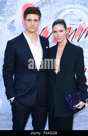 Max Irons et Sophie Pera participant à la Summer Party de la Serpentine 2018 tenue à la Serpentine Pavilion galeries, des jardins de Kensington, Londres. Banque D'Images