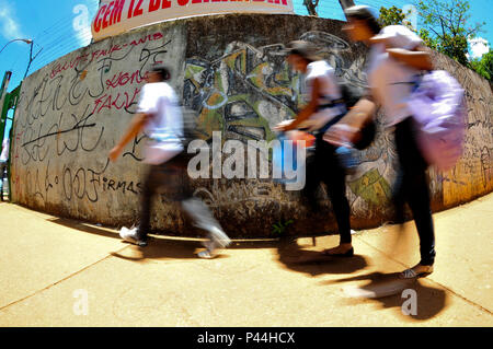 Arrivée de alunos un turno, Escola da tarde. CeilÃ¢ndia, district fédéral. 19/11/2013 (Foto : Saulo Cruz / Fotoarena) Banque D'Images