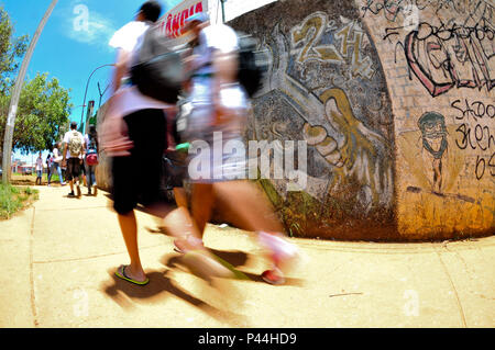 Arrivée de alunos un turno, Escola da tarde. CeilÃ¢ndia, district fédéral. 19/11/2013 (Foto : Saulo Cruz / Fotoarena) Banque D'Images