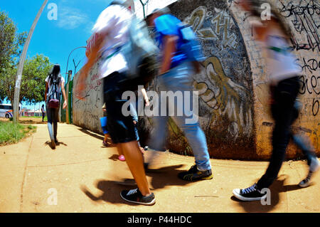 Arrivée de alunos un turno, Escola da tarde. CeilÃ¢ndia, district fédéral. 19/11/2013 (Foto : Saulo Cruz / Fotoarena) Banque D'Images