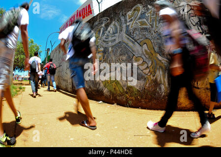 Arrivée de alunos un turno, Escola da tarde. CeilÃ¢ndia, district fédéral. 19/11/2013 (Foto : Saulo Cruz / Fotoarena) Banque D'Images