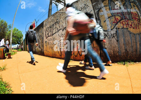 Arrivée de alunos un turno, Escola da tarde. CeilÃ¢ndia, district fédéral. 19/11/2013 (Foto : Saulo Cruz / Fotoarena) Banque D'Images