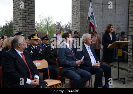 Denise Campbell Bauer, Ambassadeur des États-Unis au Royaume de Belgique, s'adresse aux participants pendant la Bataille des Ardennes Cérémonie commémorative au Monument du Mardasson, Bastogne, Belgique, le 03 juin 2016. (U.S. Photo de l'armée par Visual Spécialiste de l'information Pascal Demeuldre/libérés) Banque D'Images