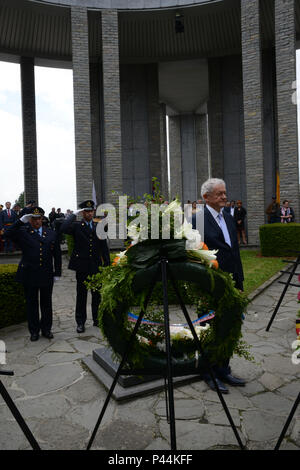 Ministre fédéral belge, François Bellot, rend hommage dans de l'avant couronne durant la Bataille des Ardennes à la cérémonie du souvenir du Mémorial Mardasson, Bastogne, Belgique, le 03 juin 2016. (U.S. Photo de l'armée par Visual Spécialiste de l'information Pascal Demeuldre/libérés) Banque D'Images