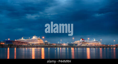 Croisière de luxe en mer port nuit vue. Deux grands navires à passagers au port de Saint Petersburg, Russie Banque D'Images